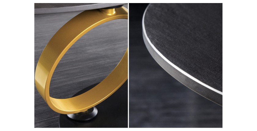 Zoom sur les détails de la table basse SOLYNE avec plateaux noir et marbre, anneaux dorés