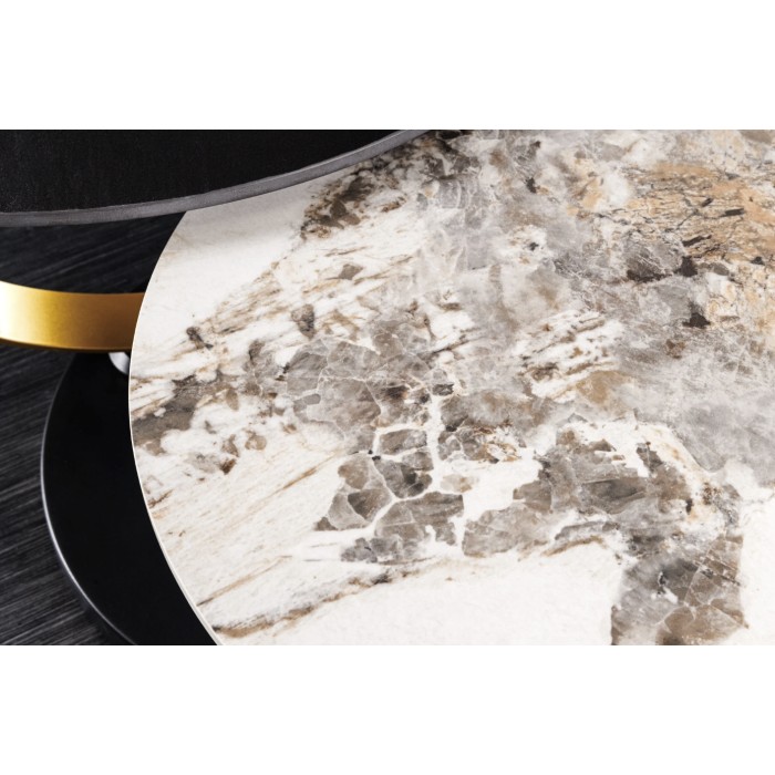 Zoom sur le plateau effet marbre de la table basse SOLYNE avec plateaux noir et marbre, anneaux dorés
