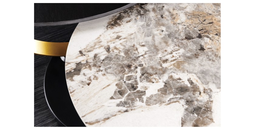 Zoom sur le plateau effet marbre de la table basse SOLYNE avec plateaux noir et marbre, anneaux dorés