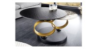 Table basse SOLYNE avec plateaux noir et marbre, anneaux dorés dans un décor 3D