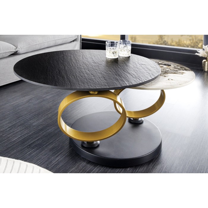 Table basse SOLYNE avec plateaux noir et marbre, anneaux dorés dans un décor 3D