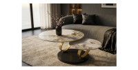 Table basse SOLYNE avec plateaux effet marbre et anneaux dorés dans un décor 3D