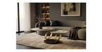Table basse SOLYNE avec plateaux effet marbre et anneaux dorés vue de face éloignée