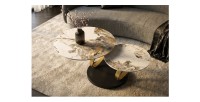 Table basse SOLYNE avec plateaux effet marbre et anneaux dorés vue de haut rapprochée