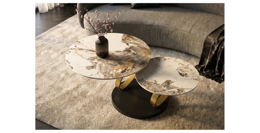 Table basse SOLYNE avec plateaux effet marbre et anneaux dorés vue de haut rapprochée