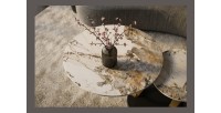 Zoom sur l'un des plateaux de la table basse SOLYNE avec plateaux effet marbre et anneaux dorés