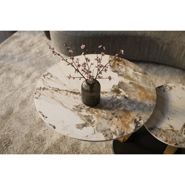 Zoom sur l'un des plateaux de la table basse SOLYNE avec plateaux effet marbre et anneaux dorés