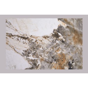 Zoom sur l'aspect marbre de la table basse SOLYNE avec plateaux effet marbre et anneaux dorés