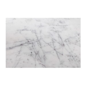 Zoom sur la matière du plateau en marbre de la table basse NOARA