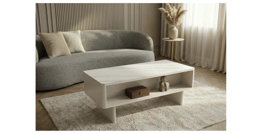 Table basse MIYA blanche avec vue sur la niche visible