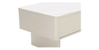 Zoom sur le coin de la table basse MIYA blanche
