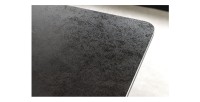 Zoom sur le coin de la table ARAVIS noire extensible