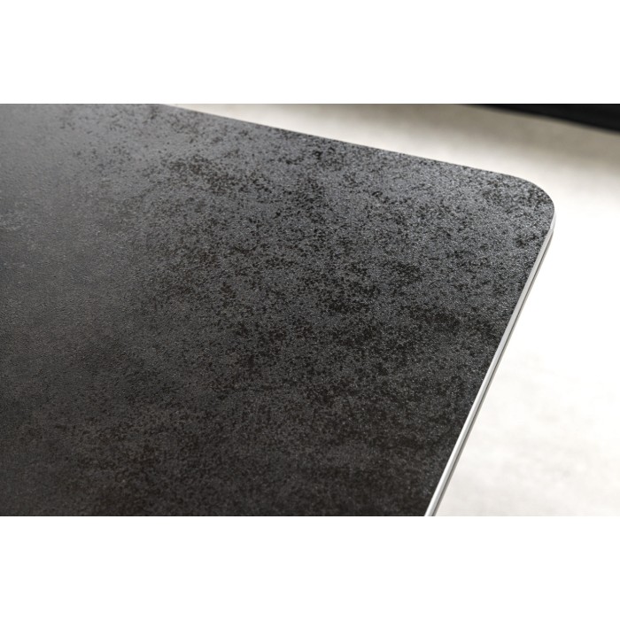 Zoom sur le coin de la table ARAVIS noire extensible