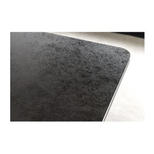 Zoom sur le coin de la table ARAVIS noire extensible