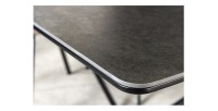 Zoom sur la tranche de la table ARAVIS noire extensible