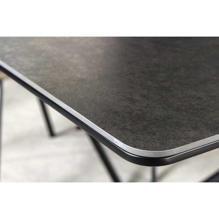 Zoom sur la tranche de la table ARAVIS noire extensible