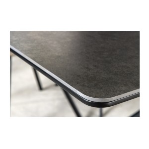 Zoom sur la tranche de la table ARAVIS noire extensible