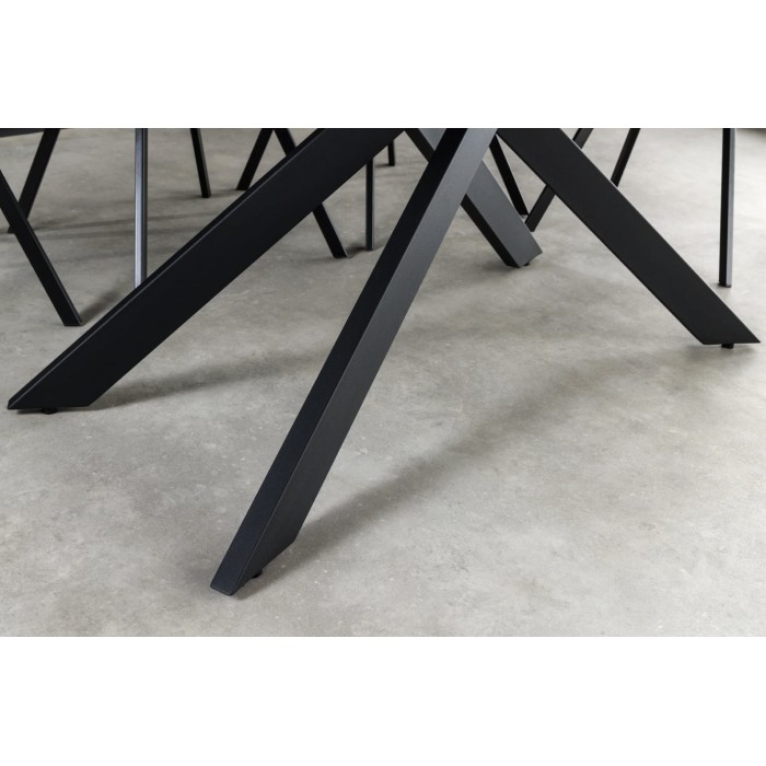 Zoom sur les pieds de la table ARAVIS noire extensible