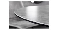 Zoom sur la tranche de la table ARAVIS ronde 120cm grise