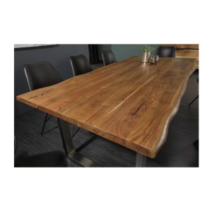Table ARKAYA 180cm en bois d'acacia avec pieds en U chromés zoomé sur le plateau
