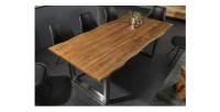 Table ARKAYA 180cm en bois d'acacia avec pieds en U chromés mise en situation