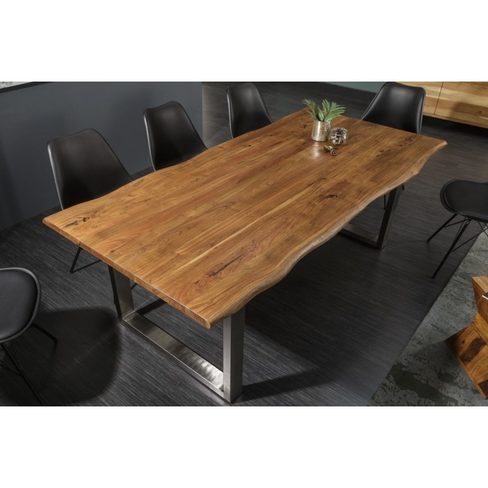Table ARKAYA 180cm en bois d'acacia avec pieds en U chromés mise en situation