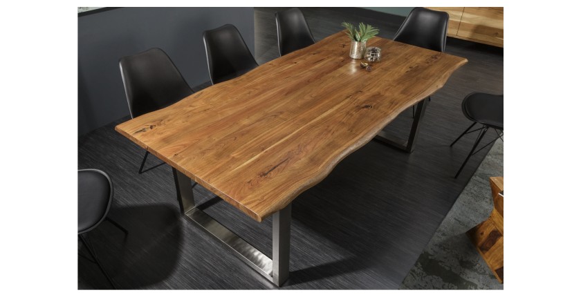 Table ARKAYA 180cm en bois d'acacia avec pieds en U chromés mise en situation
