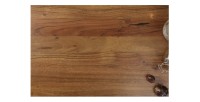 Zoom sur la matière du plateau de la table ARKAYA 180cm en bois d'acacia avec pieds en U chromés