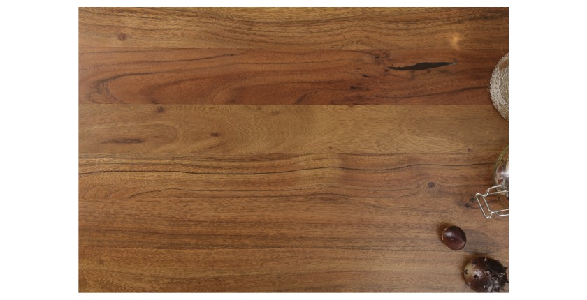 Zoom sur la matière du plateau de la table ARKAYA 180cm en bois d'acacia avec pieds en U chromés