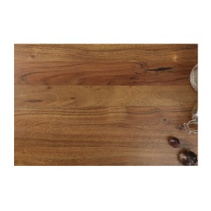Zoom sur la matière du plateau de la table ARKAYA 180cm en bois d'acacia avec pieds en U chromés