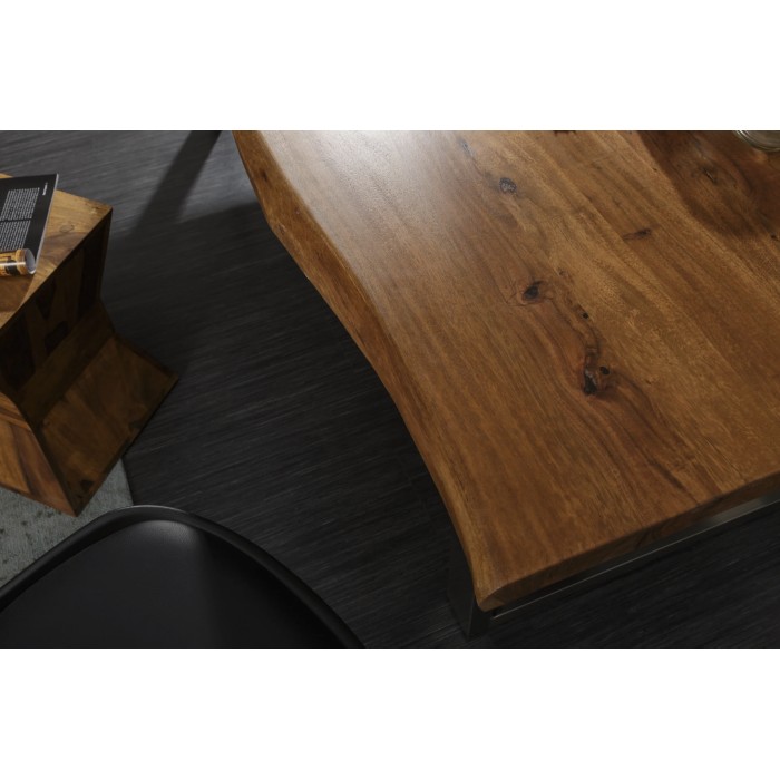 Zoom sur le plateau de la table ARKAYA 180cm en bois d'acacia avec pieds en U chromés