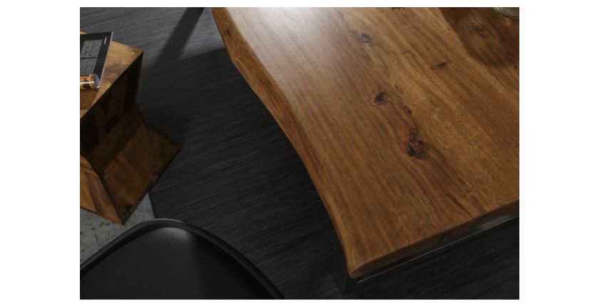 Zoom sur le plateau de la table ARKAYA 180cm en bois d'acacia avec pieds en U chromés