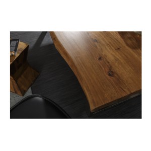 Zoom sur le plateau de la table ARKAYA 180cm en bois d'acacia avec pieds en U chromés