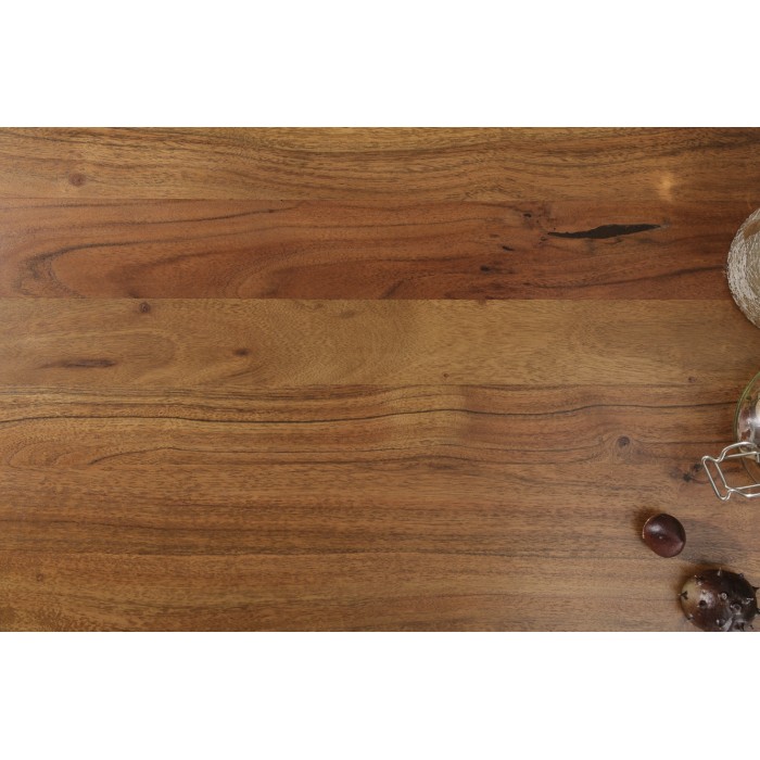 Zoom sur la matière du plateau de la table ARKAYA en bois d'acacia avec pieds en U et plateau épais de 35mm
