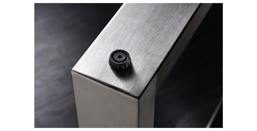 Zoom sur le pieds de la table ARKAYA en bois d'acacia avec pieds en U et plateau épais de 35mm