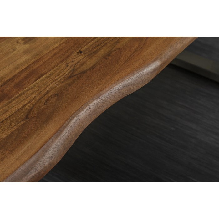 Zoom sur le plateau de la table ARKAYA en bois d'acacia avec pieds en U et plateau épais de 35mm