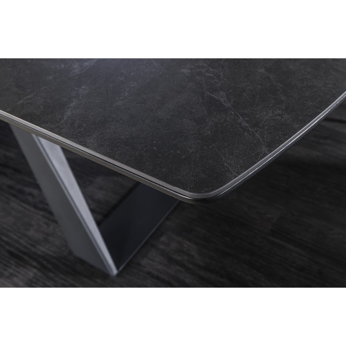 Zoom sur le coin de la table OBLIKA extensible 180-230cm noire