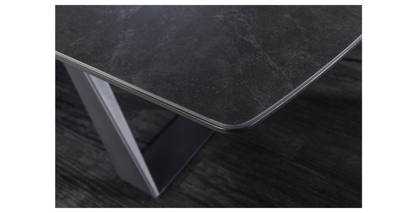 Zoom sur le coin de la table OBLIKA extensible 180-230cm noire