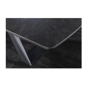 Zoom sur le coin de la table OBLIKA extensible 180-230cm noire