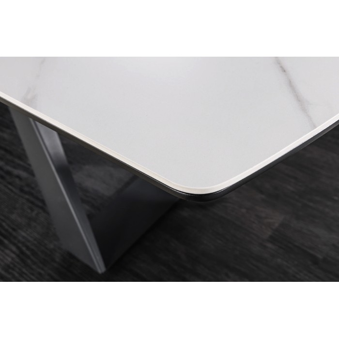 Zoom sur le coin de la table OBLIKA blanche extensible 180-230cm