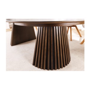 Zoom sur l'un des pieds de la table extensible KANOVA 120-160-200cm en bois foncé