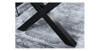 Zoom sur les pieds en X de la table RIVET 160cm aspect bois gris