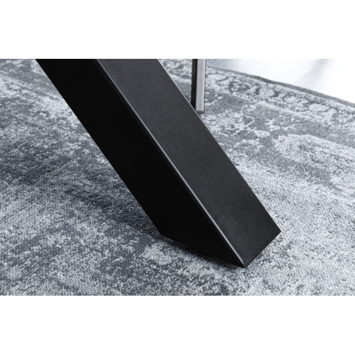 Zoom sur le bout d'un des pieds de la table RIVET 180cm aspect bois gris