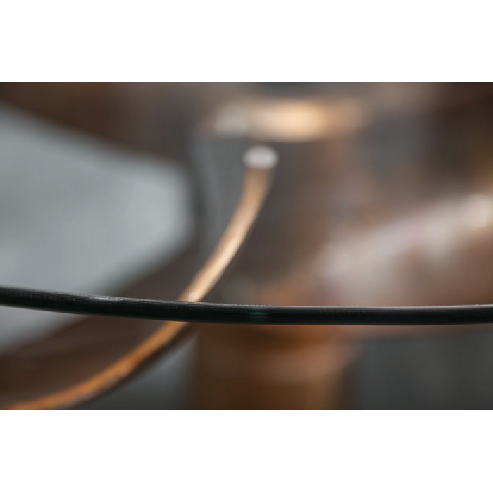 Zoom sur le plateau de verre de la table ALUMIA bronze