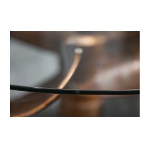 Zoom sur le plateau de verre de la table ALUMIA bronze