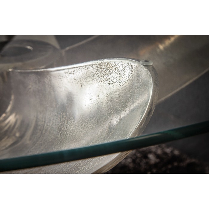 Zoom sur le verre du plateau de la table ALUMIA argentée