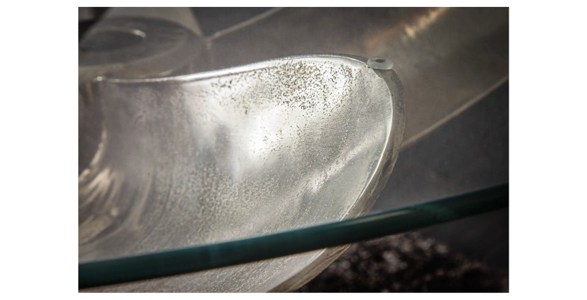 Zoom sur le verre du plateau de la table ALUMIA argentée