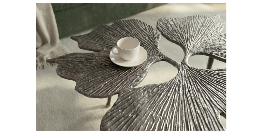 Zoom sur le plateau de la table basse LOTUSIA argentée 75cm