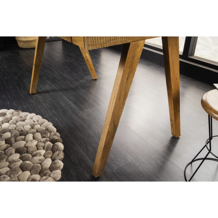 Zoom sur les pieds du bureau SKAGEN 120cm en manguier