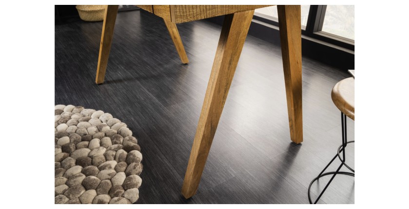 Zoom sur les pieds du bureau SKAGEN 120cm en manguier